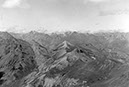 Briançonnais, Blick von der Cime de la Condamine (2936m , östlich der Pelvouxgruppe) auf den Col d´ Eychauda (2400m). Links darüber der Col du Galibier. Aufschiebung des Pennin auf das Pelvouxmassiv